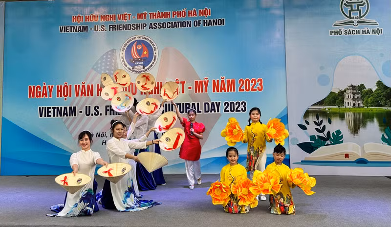 A performance by teachers and students from Trang An High-Quality Primary School at the Vietnam - US Friendship Cultural Day. (Photo: Kim Linh)