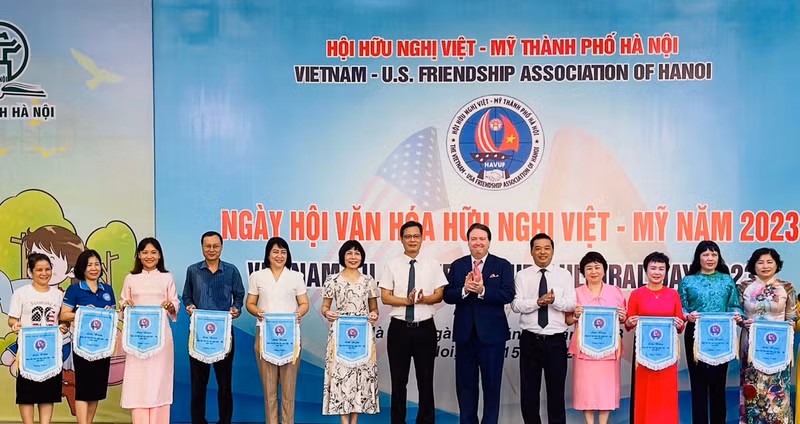 The units participating the cultural day are honoured for their active response. (Photo: Khanh Linh)