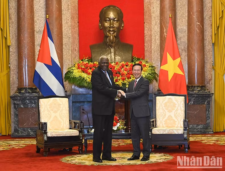 President Vo Van Thuong and President of the National Assembly of People's Power of Cuba Esteban Lazo Hernandez.