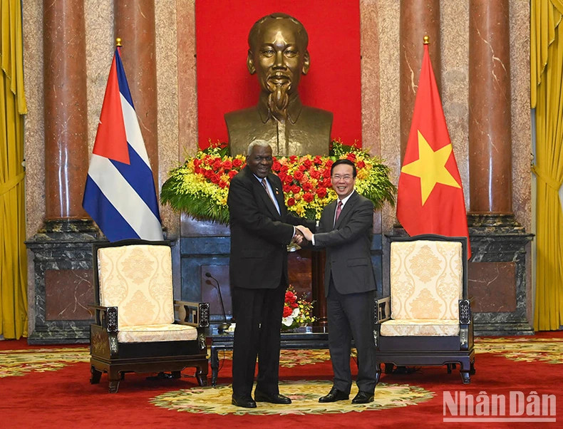 President Vo Van Thuong and President of the National Assembly of People's Power of Cuba Esteban Lazo Hernandez.