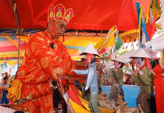 The “Le khao le the linh Hoang Sa” (Feast and Commemoration Festival for Hoang Sa Soldiers) took place at An Vinh communal house in Ly Son district on May 5. (Photo: VNA)