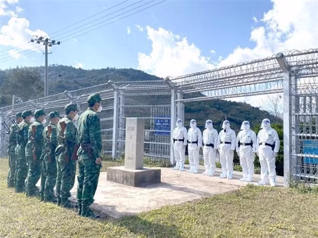 Vietnamese border guards and Chinese ones conduct a joint patrol on January 12. (Photo: VNA)