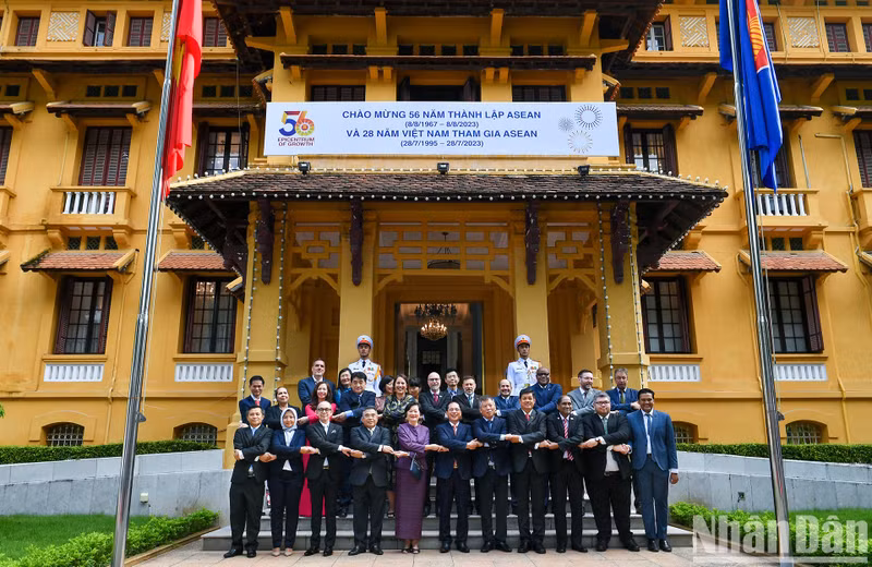 Participants to the ceremony pose for a group photo. (Photo: THANH DAT/NDO)