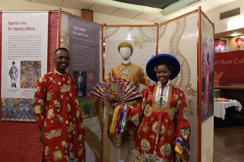 A young South African person poses in Vietnamese traditional costumes. (Photo: Department of Cultural Diplomacy and UNESCO)
