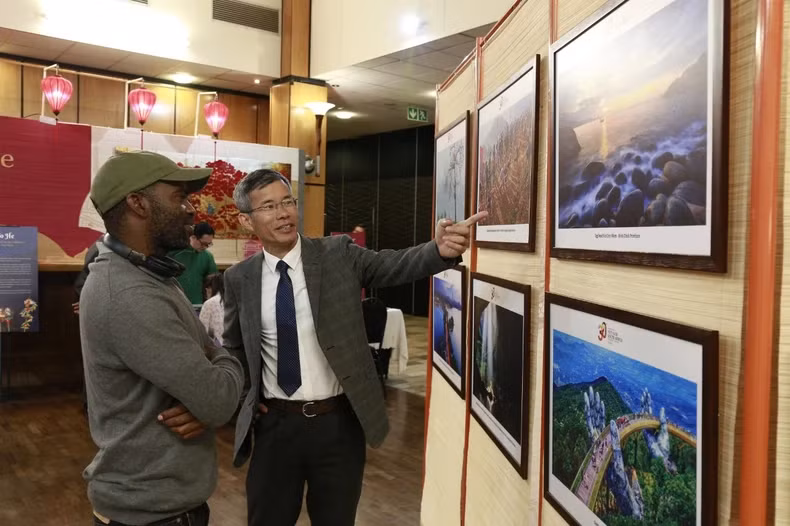 Deputy Director of the Department of Cultural Diplomacy and UNESCO Hoang Huu Anh introduces the photo exhibition “Vietnam's Vitality”. (Photo: Department of Cultural Diplomacy and UNESCO)