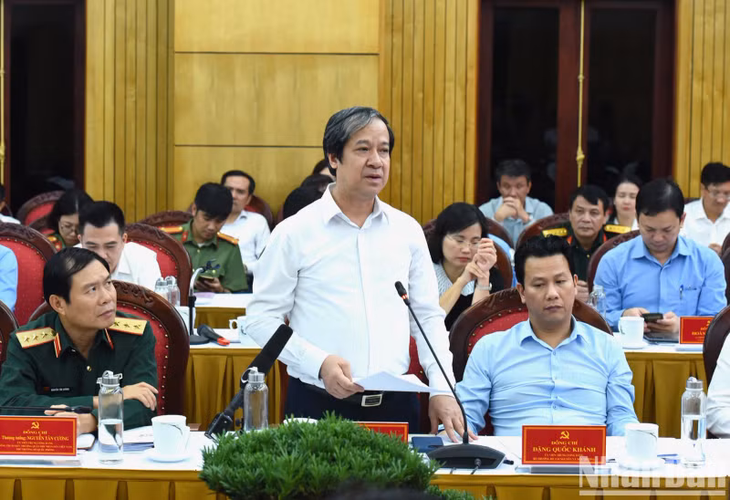 Minister of Education and Training Nguyen Kim Son speaks at the working session.