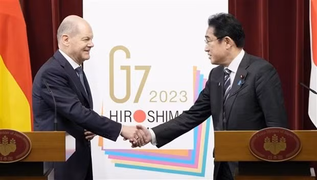 German Chancellor Olaf Scholz and Japan's Prime Minister Fumio Kishida at a press conference in Tokyo, March 18, 2023. (Photo: Kyodo/VNA)