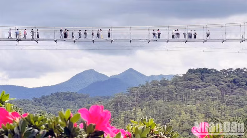 Standing on the glass bridge, visitors can capture the whole view of the Lang Biang Mountain range.