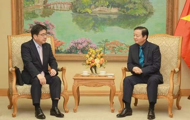 Deputy PM Tran Hong Ha (R) receives Yoshiaki Yokota, Managing Executive Officer and Chief Executive Officer for Energy & Infrastructure Solution Group at Marubeni Corporation, on March 10. (Photo: VNA) 