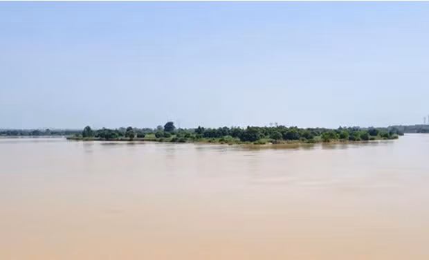 A boat carrying passengers travelling from a wedding ceremony in Kwara state capsizes in the Niger River on June 12. ( Photo: The Guardian)
