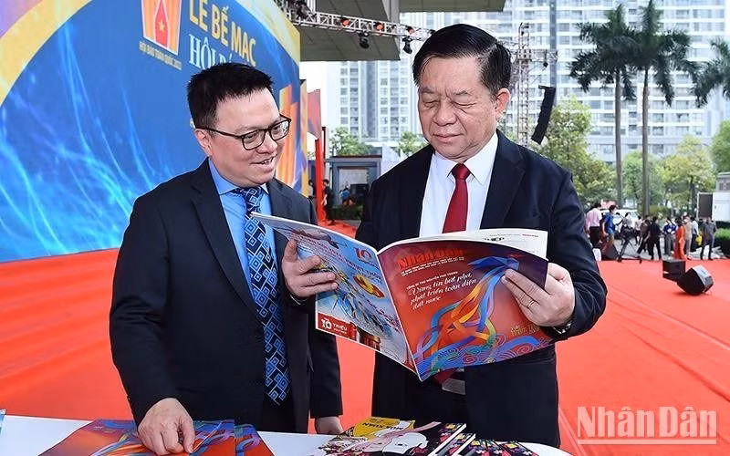 Secretary of Party Central Committee (PCC) and Head of the PCC's Commission for Communications and Education Nguyen Trong Nghia and Editor-in-chief of Nhan Dan Newspaper Le Quoc Minh attend the 2022 National Press Festival. (Photo: NDO)