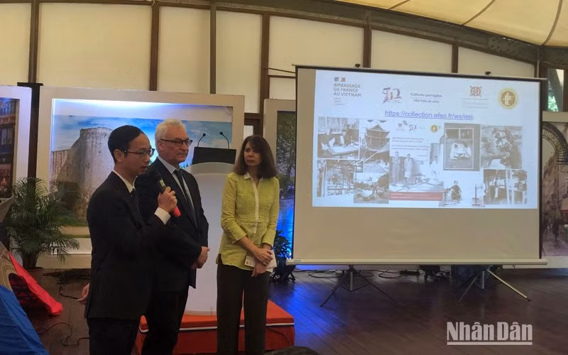 French experts introduces the photo archive. (Photo: NDO)