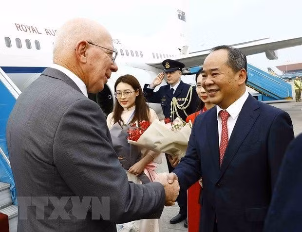 Chairman of the Presidential Office of Vietnam Le Khanh Hai welcomes Governor-General of Australia David Hurley at Noi Bai International Airport. (Photo: VNA)