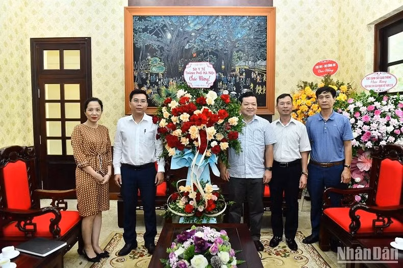 The delegation of Hanoi Municipal Department of Health visits and congratulates the Party newspaper on Vietnam Revolutionary Press Day. (Photo: DANG KHOA)