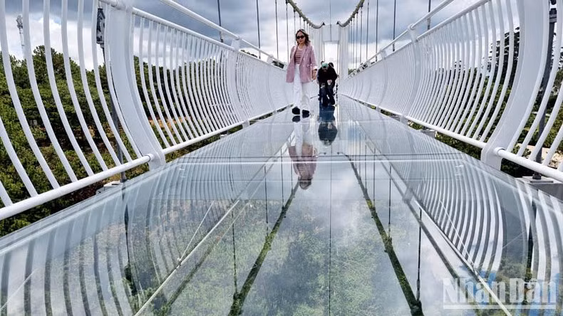 The bridge’s deck is tempered glass and applies 7D technology to bring special effects.