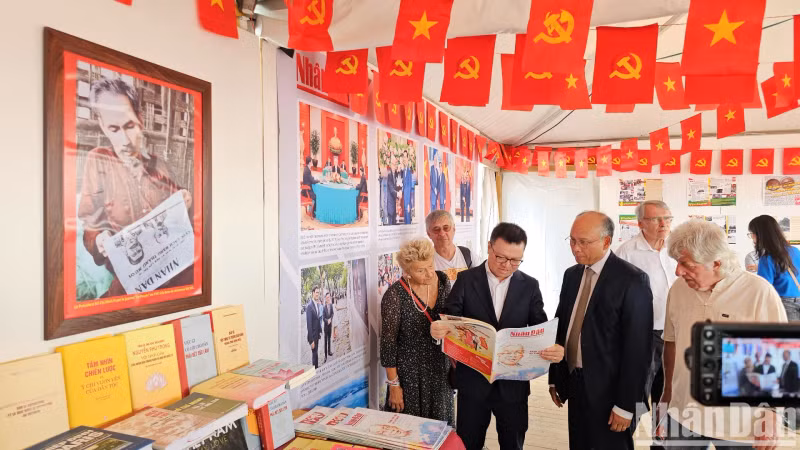 Editor-in-Chief Le Quoc Minh introduces innovations of Nhan Dan Newspaper publications to French friends. Editor-in-Chief Le Quoc Minh introduces innovations of Nhan Dan Newspaper publications to French friends.
