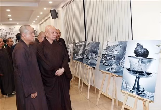 Most Venerable Thich Le Trang (2nd from L), Head of the VBS Executive Board in Ho Chi Minh City, attends the exhibition (Photo: VNA)