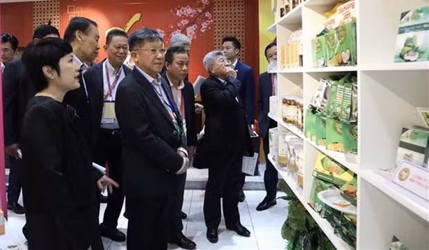 Representatives of Singaporean businesses visit a Vietnamese booth on the sidelines of conference. (Photo: VNA)