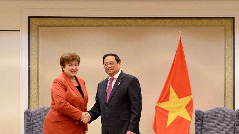 PM Pham Minh Chinh (right) receives IMF Managing Director Kristalina Georgieva . (Photo: NDO)