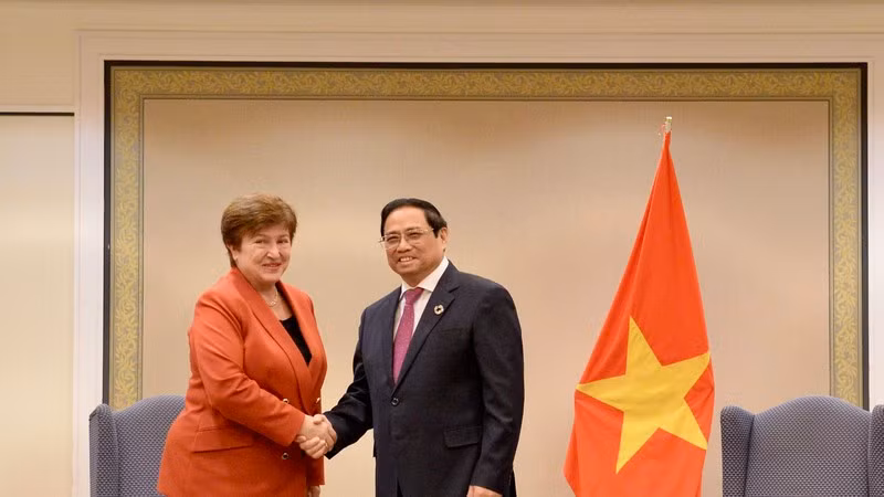 PM Pham Minh Chinh (right) receives IMF Managing Director Kristalina Georgieva . (Photo: NDO)
