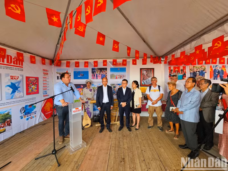 Editor-in-Chief of the L’Humanité Newspaper Fabien Gay expresses his hope that younger generations will maintain and promote the close ties between the two Parties and people as well as actively contribute to international solidarity for peace and social progress. Former Politburo member of the French Communist Party Denis Rondepierre, Lao Ambassador to France Kham-Inh Khitchadeth, and representatives from French-Vietnamese associations also attend the festival. Editor-in-Chief of the L’Humanité Newspaper Fabien Gay expresses his hope that younger generations will maintain and promote the close ties between the two Parties and people as well as actively contribute to international solidarity for peace and social progress. Former Politburo member of the French Communist Party Denis Rondepierre, Lao Ambassador to France Kham-Inh Khitchadeth, and representatives from French-Vietnamese associations also attend the festival.