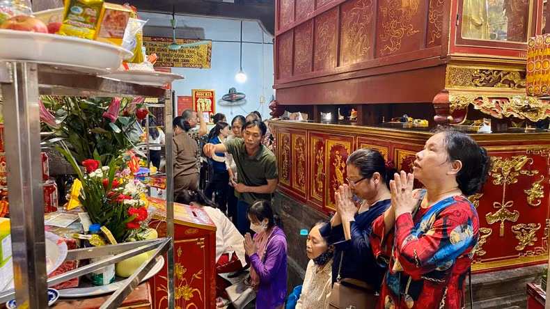 A large number of visitors flock to the festival.