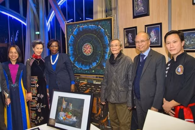 At the stand displaying works of painter Dang Canh. (Photo: VNA)