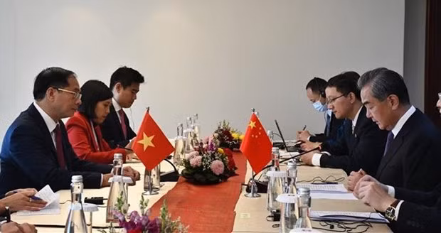 The meeting between Vietnamese Minister of Foreign Affairs Bui Thanh Son (first, left) and Politburo member and Director of the Communist Party of China Central Committee’s Foreign Affairs Commission Wang Yi (first, right) in Jakarta on July 13. (Photo: VNA)