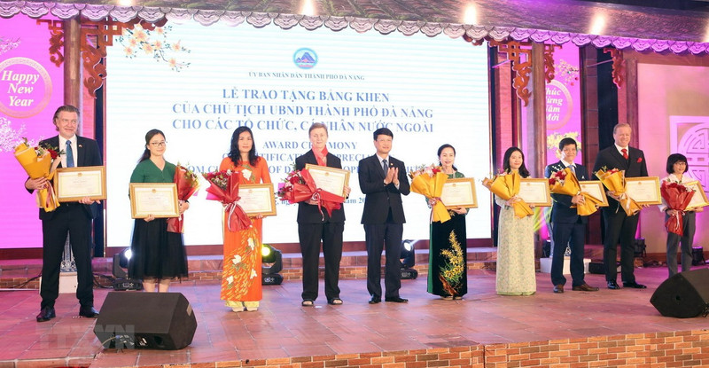 Representatives of foreign collectives and individuals receive certificates of merit for their contributions to Da Nang's development at the gathering on January 6. (Photo: VNA) 