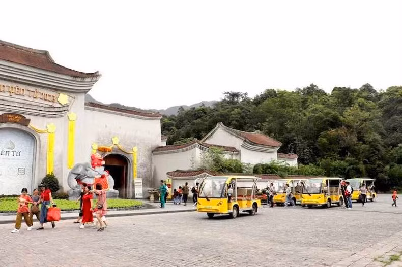 The number of visitors to Yen Tu relic site increased sharply during the holidays.