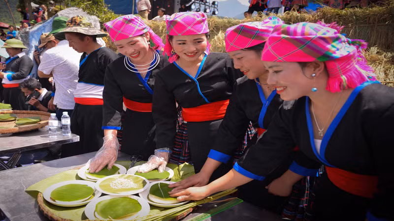 The H'Mong people believe that Giay cake represents the moon and the sun, the rounder the cake is moulded, the more beautiful it is.