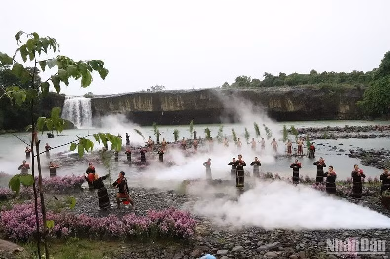The brocade show is held at Dray Nur Waterfall, which makes the show more fanciful and mysterious.