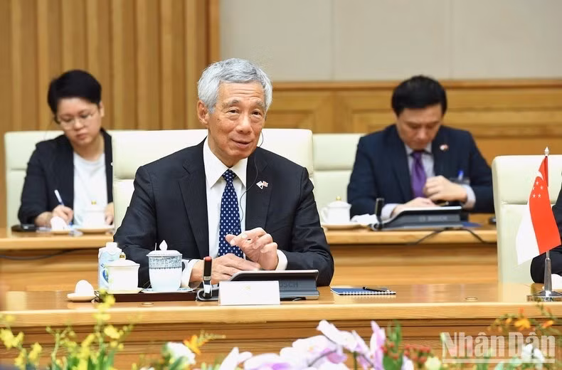 PM Lee Hsien Loong speaks at the meeting. PM Lee Hsien Loong speaks at the meeting.