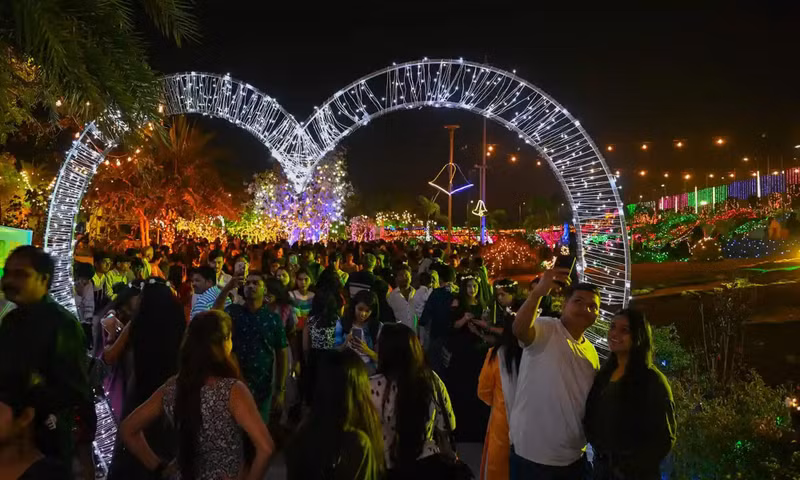 Bustling atmosphere on the seaside promenade in Mumbai. (Photo: Punit Paranjpe/AFP/Getty Images)