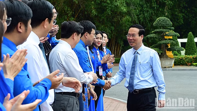 President Vo Van Thuong meets with youth exemplars in following President Ho Chi Minh's teachings in Hanoi on May 25 (Photo: NDO) President Vo Van Thuong meets with youth exemplars in following President Ho Chi Minh's teachings in Hanoi on May 25 (Photo: NDO)