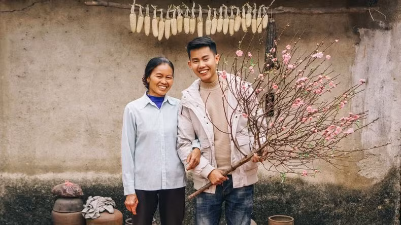 Duong Thi Cuong and her son Dong Van Hung (in Phu Binh District, Thai Nguyen Province) are the owners of the YouTube channel "Mother's Cuisine", which features rural cuisine and lifestyle. It has been a favourite thanks to its simple and emotional content. (Photo courtesy of the character)