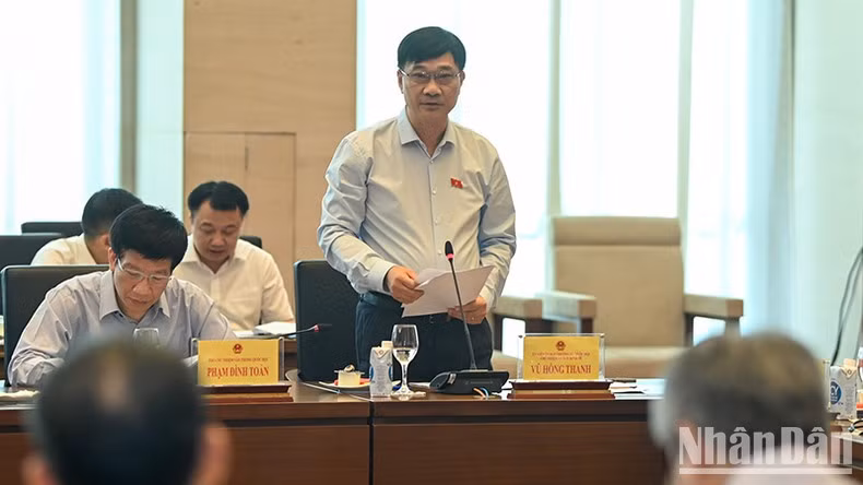 Chairman of the NA Economic Committee Vu Hong Thanh speaks at the conference. (Photo: NDO