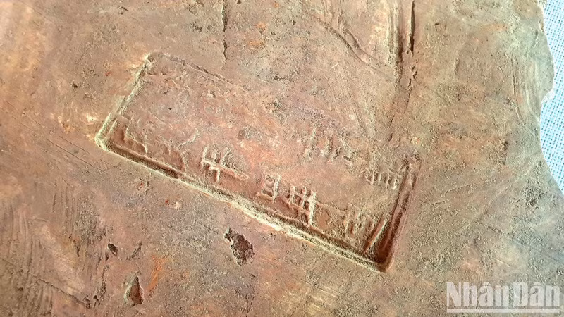 The bricks found have smooth sides. On each brick, there is a line of braille in Chinese that was identified from the Ly Dynasty (in the 11th century).
