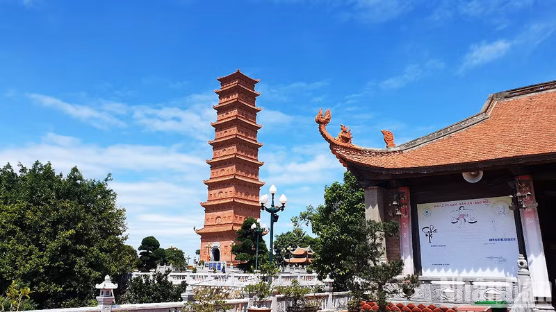 Tuong Long Tower (also known as Do Son Tower) was built on the foundation of a tower built in the 11th century. Simulated in 2007, this Buddhist architectural work was completed after 10 years. The tower was built on land of about 2,000 square metres in Van Son Ward, Do Son District.
