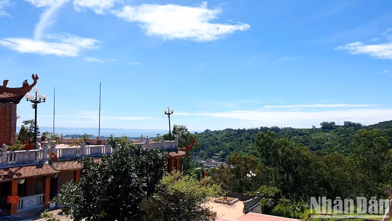 Travellers should visit Tuong Long Tower from April to October or from January to May because the weather is favourable, pleasant and convenient for travelling during these times.