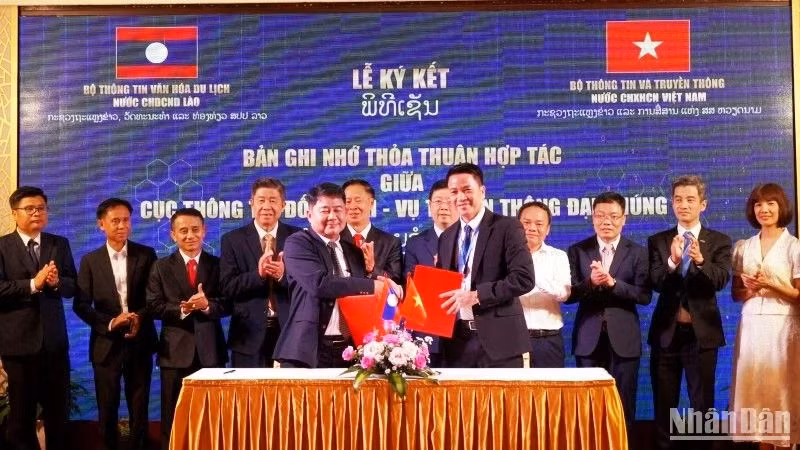 At the signing ceremony of the Memorandum of Understanding on cooperation information and foreign communications between Vietnam and Laos.