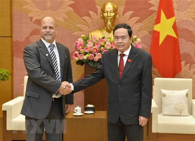 NA Vice Chairman Tran Thanh Man (R) and National Coordinator of the Committees for the Defence of the Revolution of Cuba (CDR) Gerardo Hernandez Nordelo. (Photo: VNA)