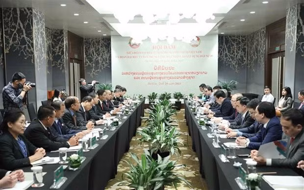 The talks between the Vietnam Fatherland Front (VFF) and the Lao Front for National Construction (LFNC) in Hanoi on April 25 (Photo: VNA)
