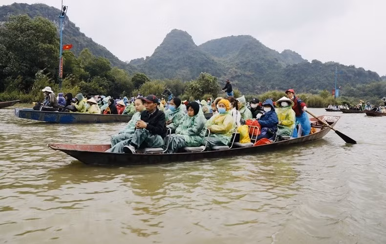 Boats on Yen Stream take tourists to Huong Pagoda. (Photo: VNA)