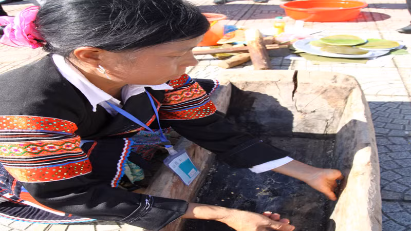 Instead of cooking oil or fat, they use egg yolks, to spread evenly on the tools, so that when pounding the cake, they are not sticky with powder.