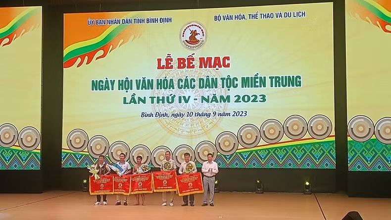 The organising committee presents certificates of merit to individuals and groups with high achievements during the festival.