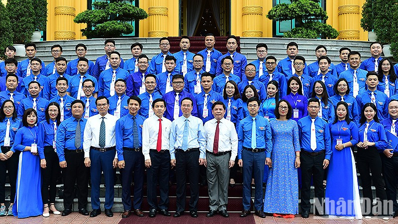 President Vo Van Thuong and participants in the meeting in Hanoi on May 25 (Photo: VNA)
