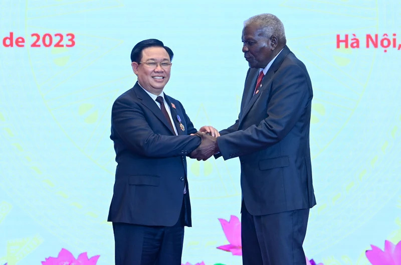 President of the National Assembly of People's Power of Cuba Esteban Lazo Hernandez presents the National Order of Merit Carlos Manuel de Cespedes to NA Chairman Vuong Dinh Hue. (Photo: DUY LINH/NDO)