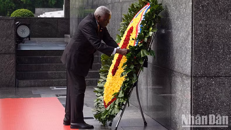 President of the National Assembly of People's Power of Cuba Esteban Lazo Hernandez lay wreaths in tribute to President Ho Chi Minh.