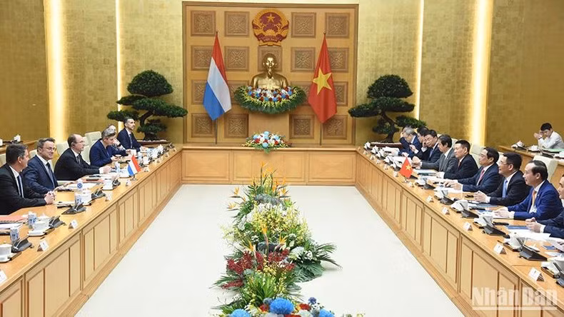 The talks between PM Pham Minh Chinh and PM Xavier Bettel in Hanoi on May 4. (Photo: NDO)
